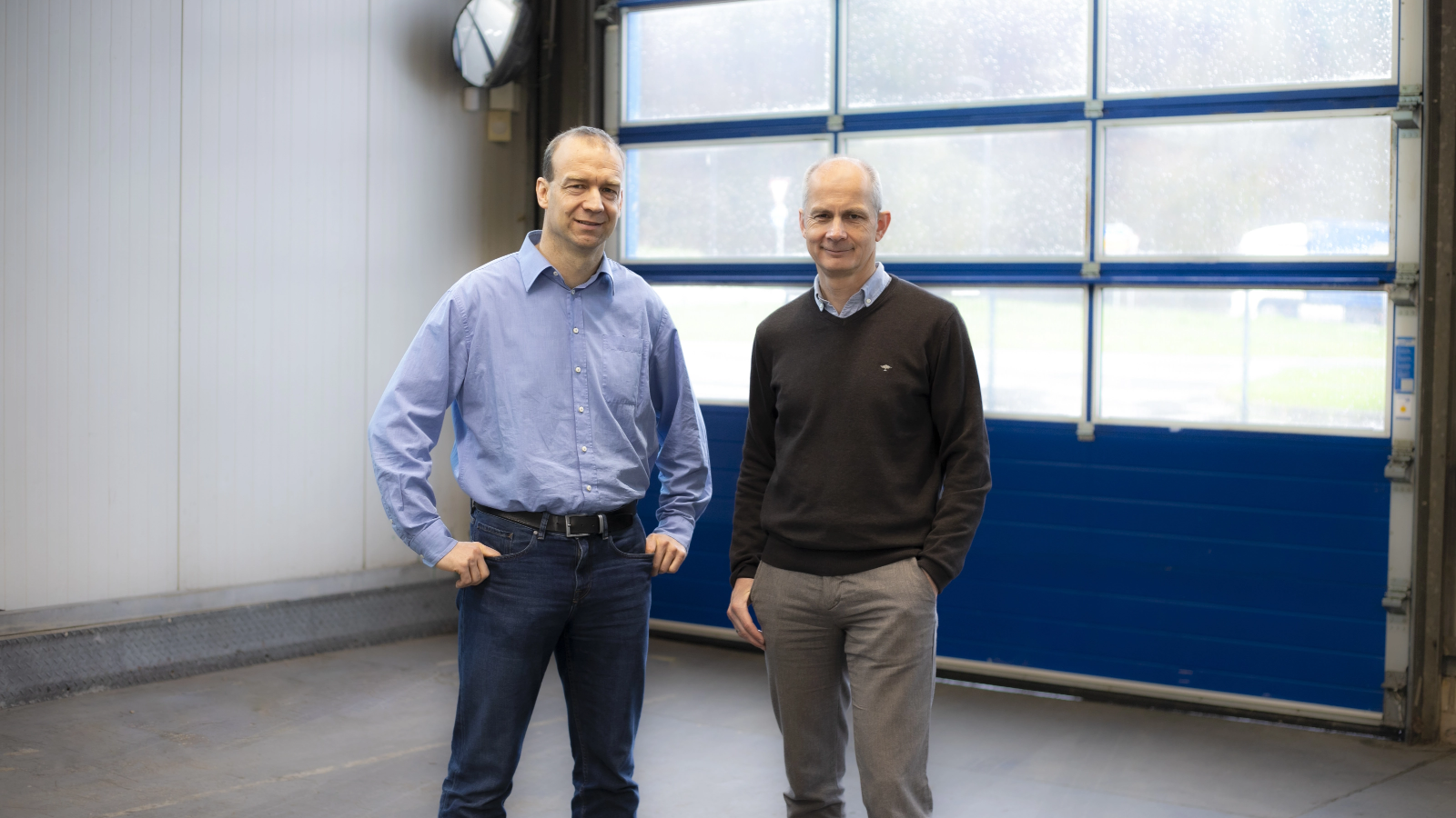 Die Geschäftsführer von SPH, Andreas Mück und Dr. Tim Hamacher, in der ThermBooster-Produktionshalle