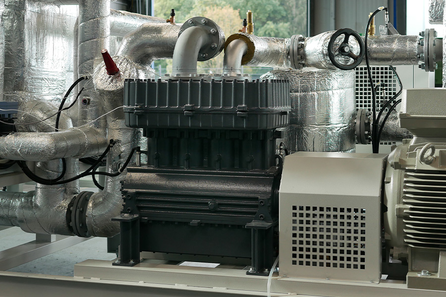 Nahaufnahme des Hochleistungskolbenkompressors im ThermBooster, der Hochtemperatur-Wärmepumpe für die Industrie von SPH